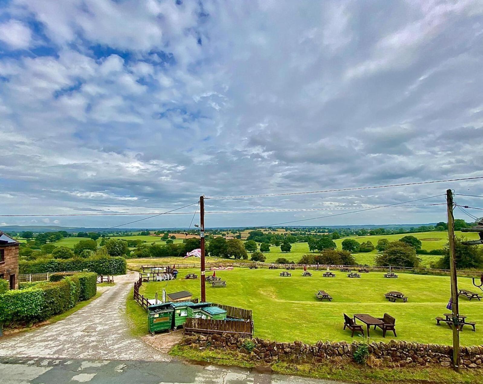 The Raddle Inn Log Cabins Croxden Exterior foto